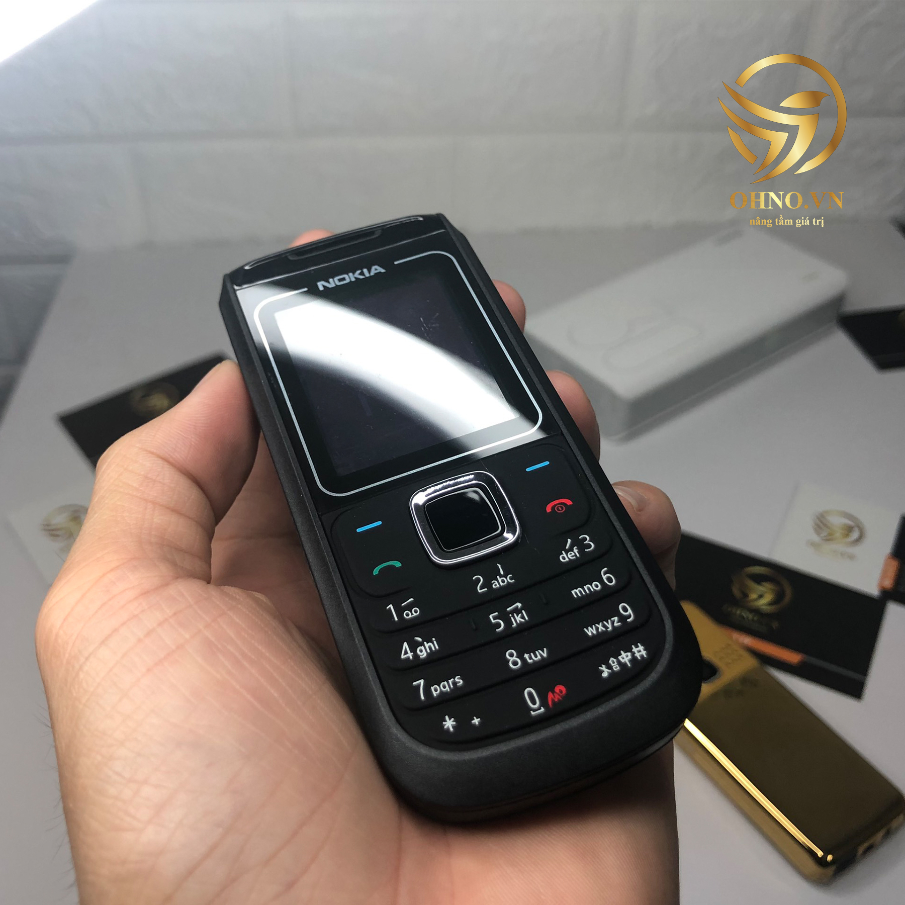 thiết kế cổ điện của điện thoại nokia cũ 1680 classic